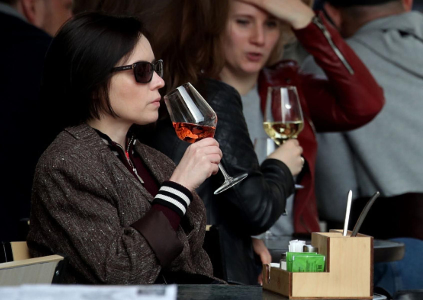 WHO: Kobiety od 18 do 50 lat nie powinny w ogóle pić alkoholu. Dlaczego?