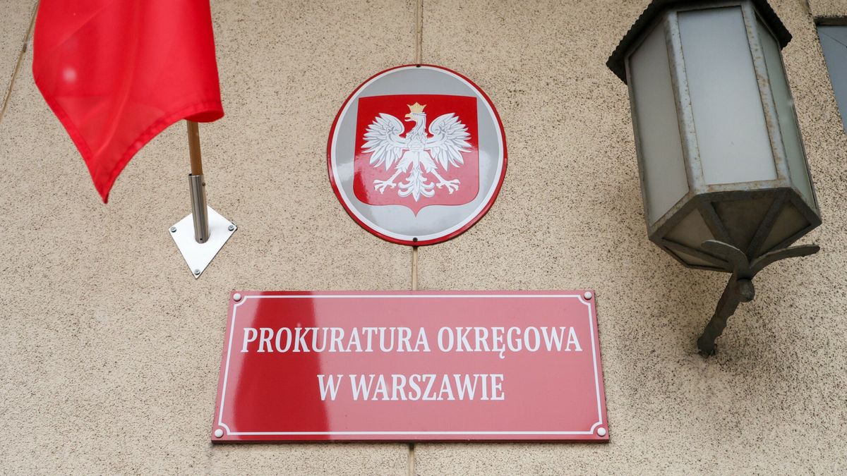 Jaros?aw Kaczy?ski w prokuraturze
Fot. Pawel Wodzynski/East News, Warszawa, 11.12.2024. Prezes PiS Jaroslaw Kaczynski stawil sie w Prokuraturze Okregowej w Warszawie. Kaczynski zostal wezwany jako swiadek w postepowaniu dotyczacym listu, ktory mial w 2019 r. napisac do Zbigniwa Ziobry ws. srodkow finansowych z Funduszu Sprawiedliwosci. List zostal odznaleziony podczas przeszukania mieszkania Marcina Romanowskiego.
Pawel Wodzynski