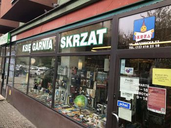 Kraków: Z mapy miasta znika kolejna kultowa księgarnia. "Skrzat" słynął z książek dla dzieci, kryminałów i wypożyczalni kaset wideo
