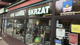 Kraków: Z mapy miasta znika kolejna kultowa księgarnia. "Skrzat" słynął z książek dla dzieci, kryminałów i wypożyczalni kaset wideo