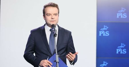 Rzecznik PiS atakuje ws. unijnych pieniędzy. "Płynęły do Polski, ale chyba do kieszeni"