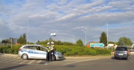 Policyjne igraszki na służbie? Nagrało się