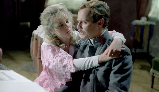 Anna Gornostaj z Markiem Kondratem w filmie "CK Dezerterzy" (1986)