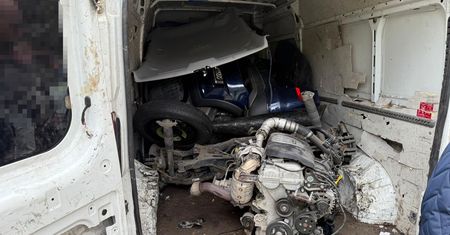 Dziupla u dziadka. Policja rozbiła gang kradnący i "odświeżający" luksusowe auta