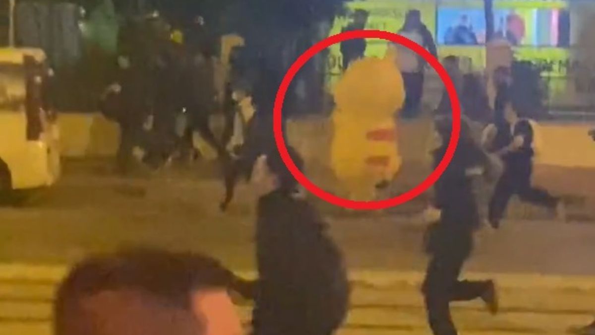 Protesty w Turcji. Jedna z osób uciekała w nietypowym stroju