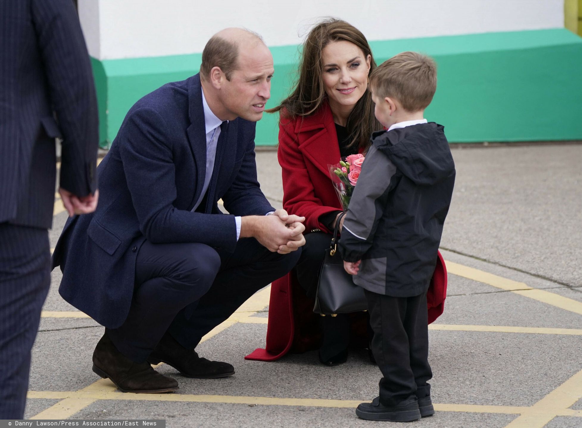 Radosna Kate Middleton w czerwonym płaszczu za 3 tysiące odwiedza Walię z księciem Williamem