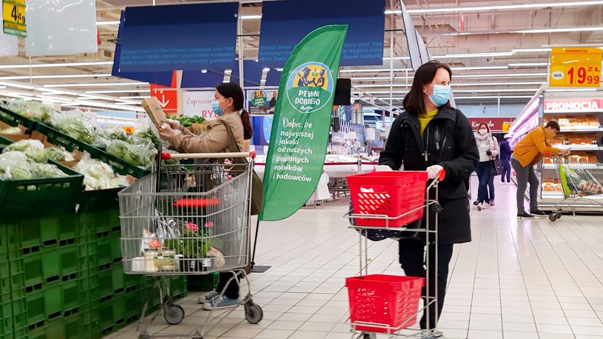 Coraz mniej Polaków zakłada w sklepie maseczkę. Co gorsza, pracownicy kompletnie nie zwracają na to uwagi - wynika z badania na zlecenie money.pl i WP