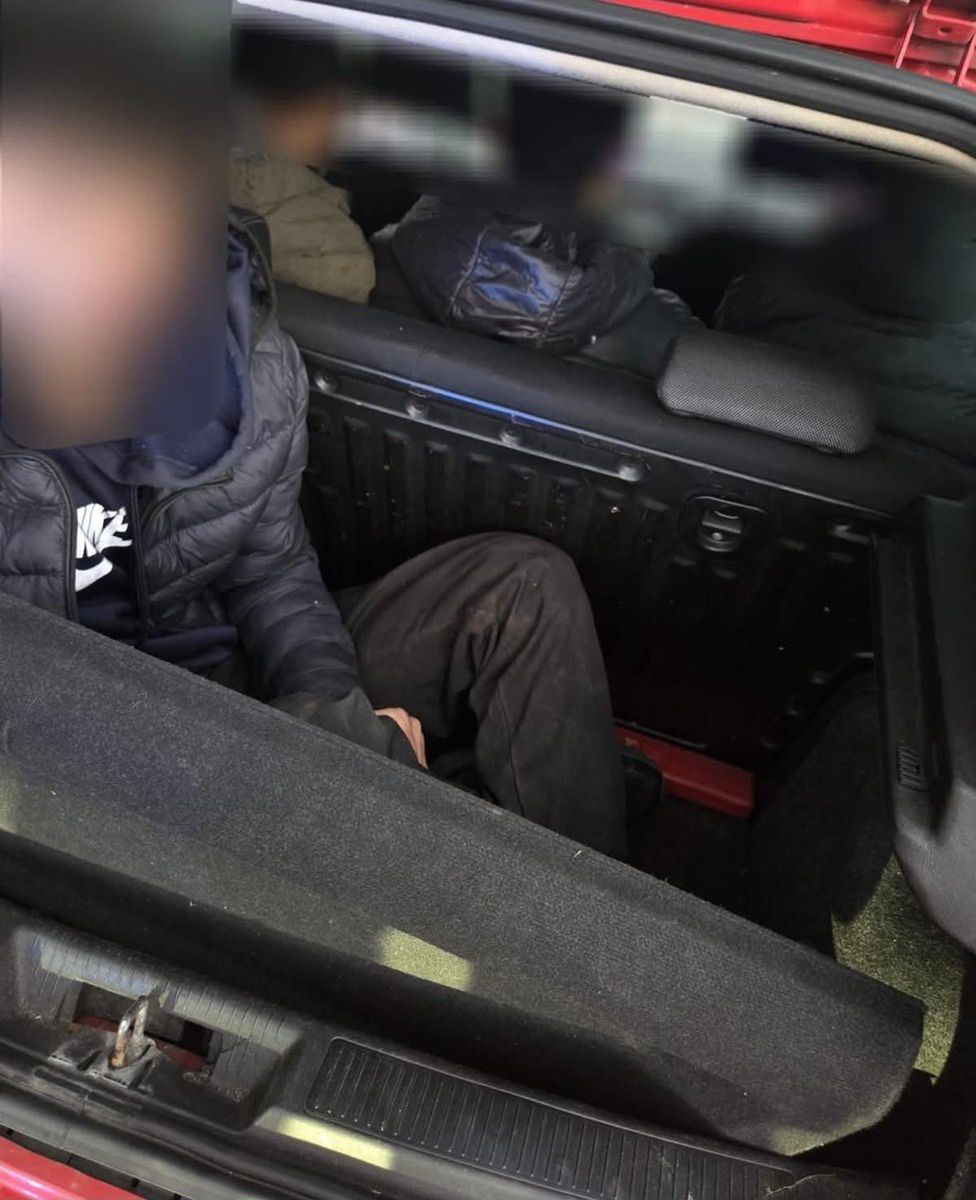 Migranci ukryci w aucie na S61. Jeden z pasażerów jechał w bagażniku