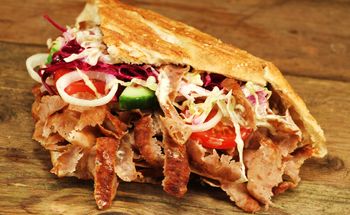 Dzień Kebaba 2025. Kiedy kebab staje się daniem (prawie) narodowym