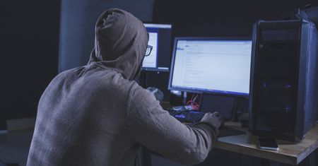 Metoda na groźbę albo alarm. Jak przestępcy próbują nami manipulować