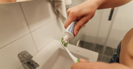 Zrób dziury w paście do zębów. Ten trik odmieni twoje życie