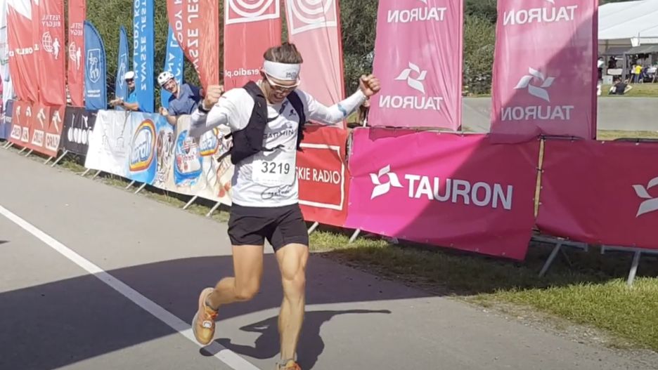 Kamil Leśniak z Torunia, który pokonał 100 kilometrową trasę Festiwalu Biegowego w 9 godzin 29 minut i 43 sekundy.