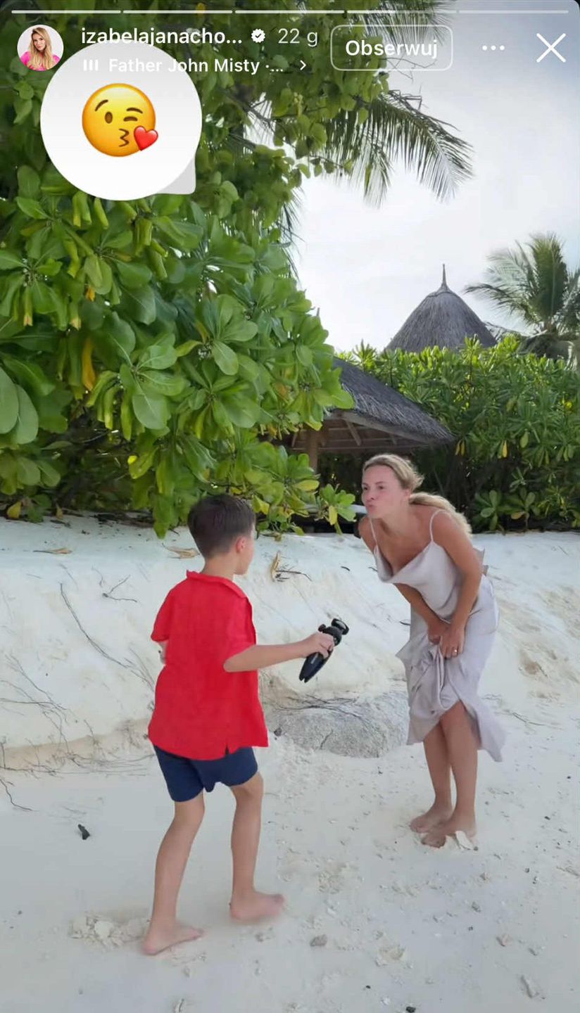 Izabela Janachowska bawi się z synem na plaży 