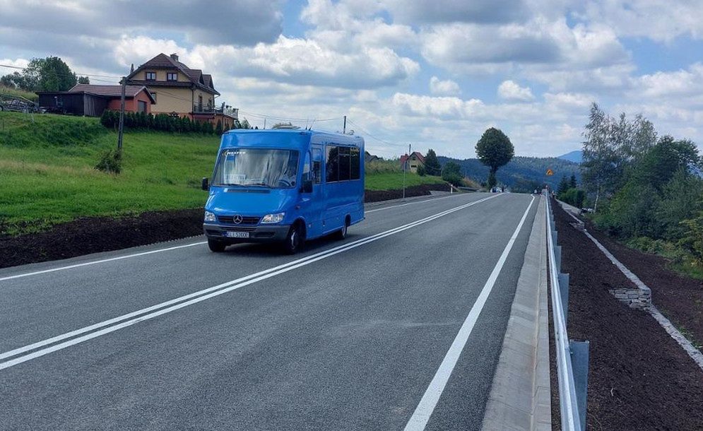 Wygląda niepozornie, ale pod asfaltem zbudowano potężną konstrukcję