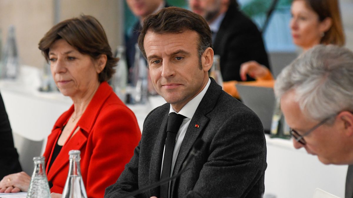 BARCELONA, SPAIN - JAN 19:   France's President Emmanuel Macron looks on as he attends a meeting during a Franco-Spanish summit in Barcelona on January 19, 2023. - French President and Spanish Prime Minister are to sign a "treaty of friendship and cooperation" and to announce increased cooperation on migration issues, defence, energy and youth (Photo by Adria Puig/Anadolu Agency via Getty Images)