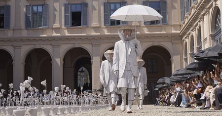 Owady na wybiegu i żaba na głowie. Pokaz Thoma Browne'a przejdzie do historii mody