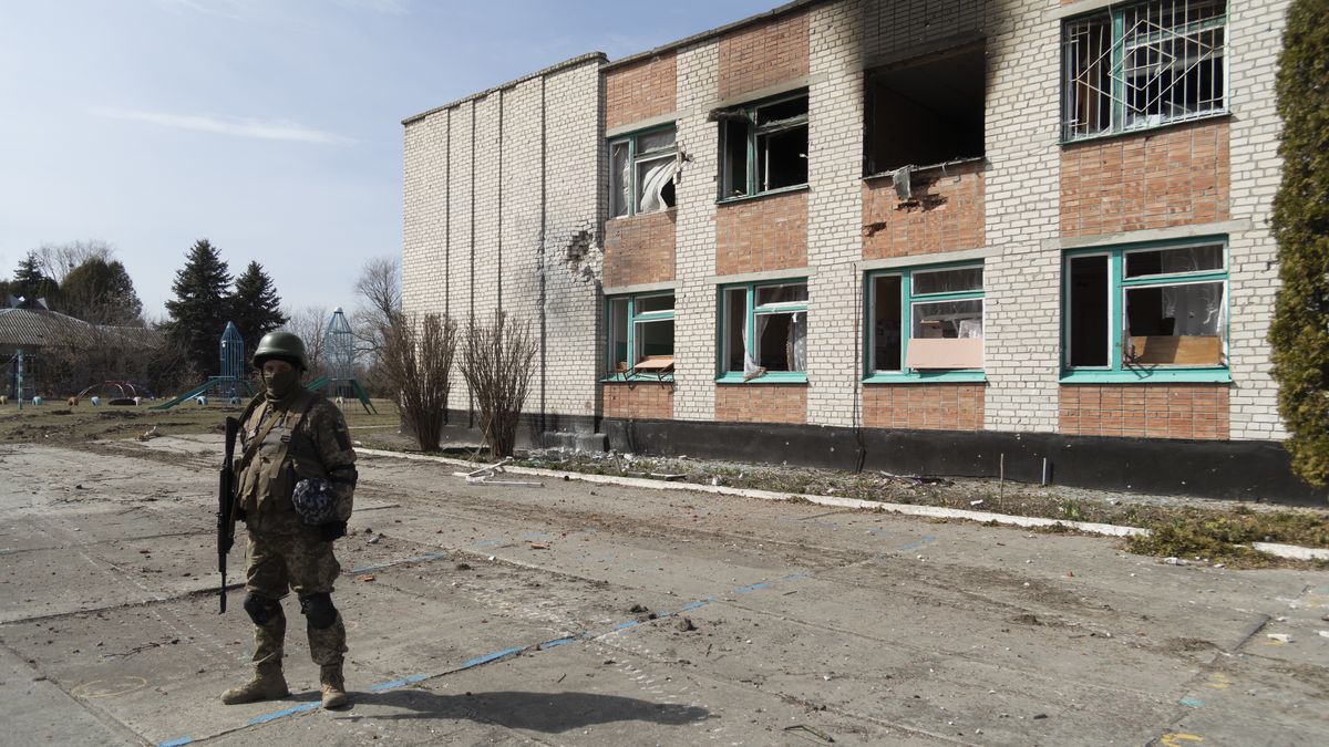 Żołnierz ukraiński przed szkołą, w której Rosjanie stworzyli swoje centrum dowodzenia. Ukraińcy odbili ją 28 marca