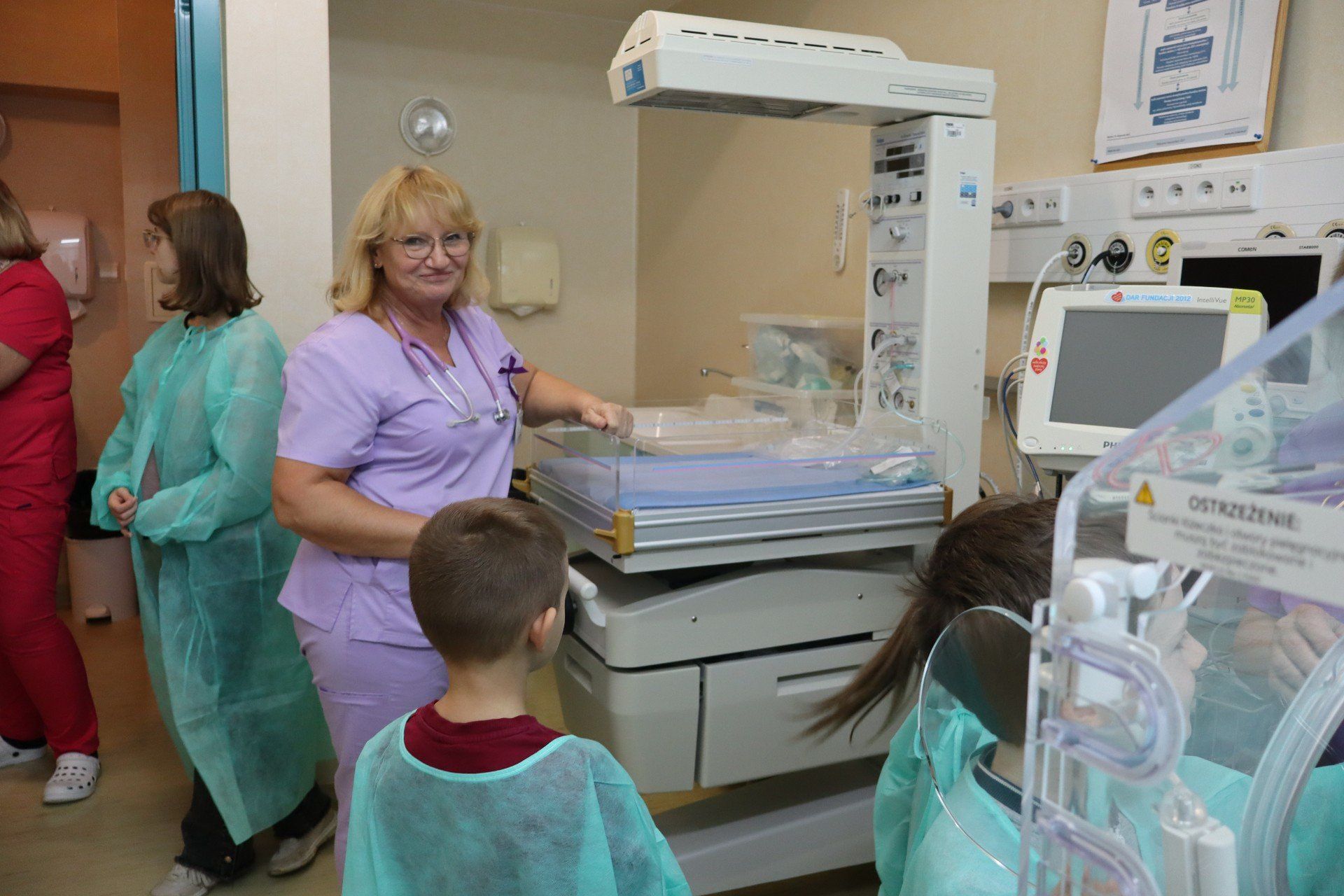 Maluchy z Ochronki Sióstr Służebniczek na Oddziale Wcześniaków gorlickiego szpitala