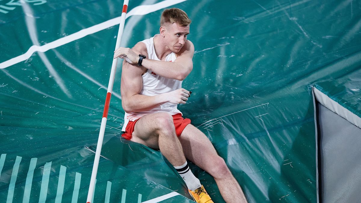 Stambuł, Turcja, 04.03.2023. Polak Piotr Lisek w eliminacyjnym konkursie skoku o tyczce podczas halowych mistrzostw Europy w lekkiej atletyce, 4 bm. w Stambule. (js) PAP/Adam Warżawa