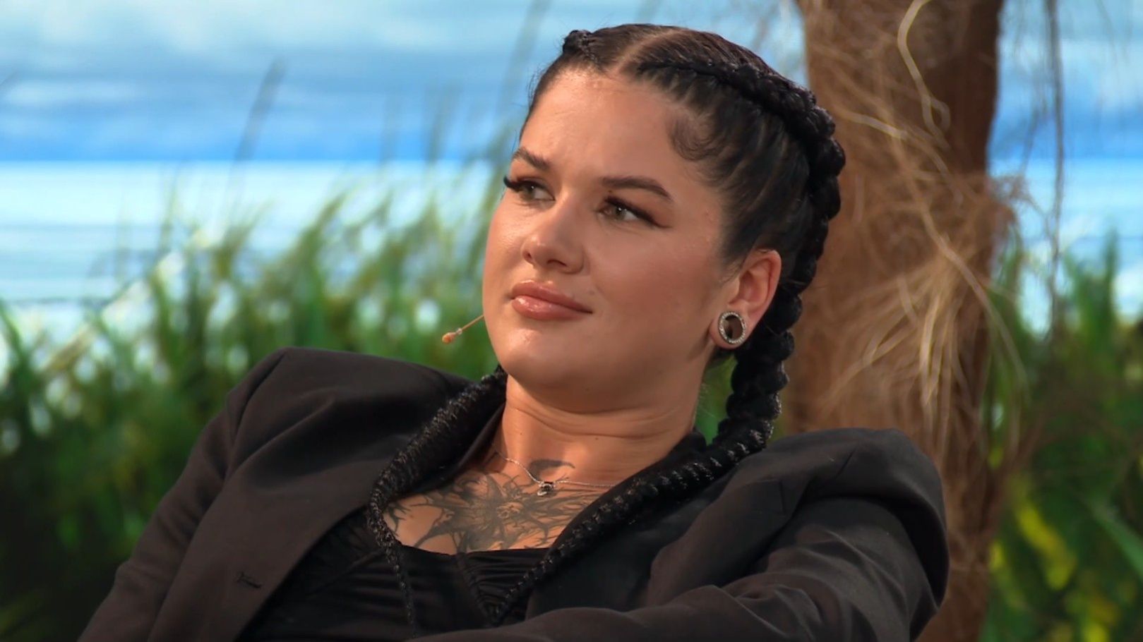 Dominika Rybak mierzy Karolinę Pajączkowską wzrokiem