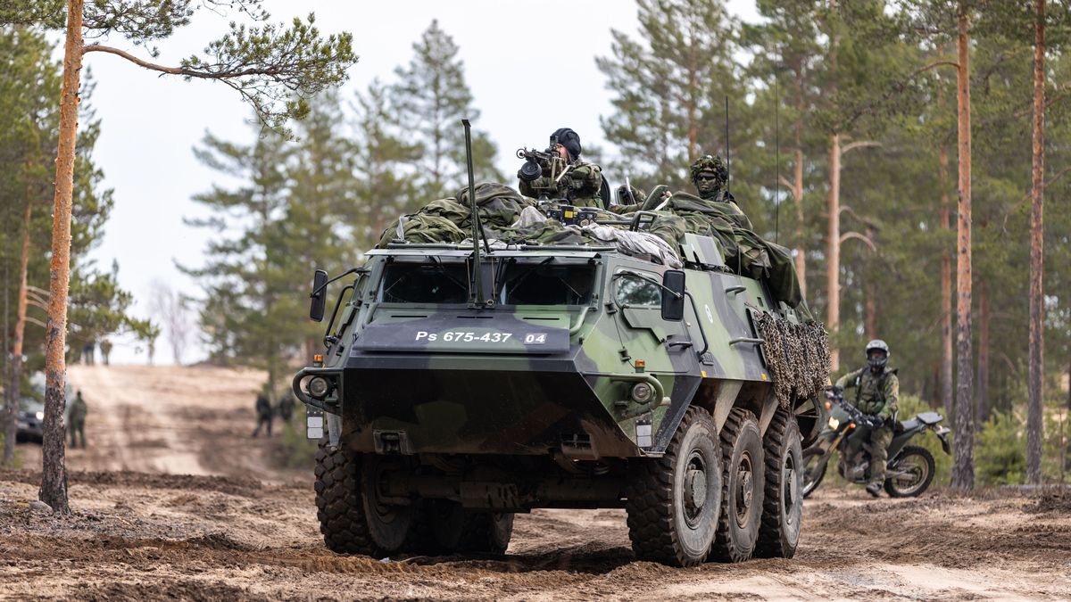 Soldiers take part in the army mechanized exercise Arrow 24 at the Pohjankangas shooting and training area in Niinisalo, Finland, 29 April 2024. The exercise will be held from 26 April to 15 May, with the participation of Britain, Latvia and Estonia. In addition to the operation of mechanized forces, the exercise develops cooperation with air support. EPA/PIRJO TUOMINEN Dostawca: PAP/EPA.