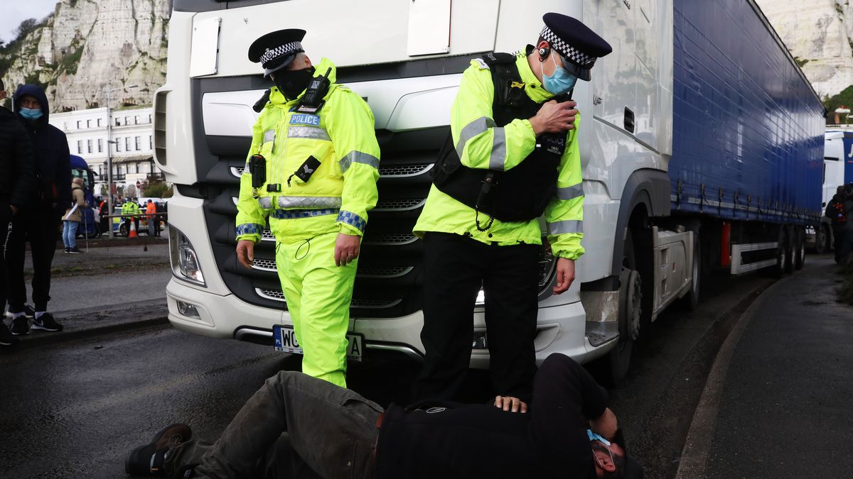 Przy porcie w Dover dzieją się dantejskie sceny.