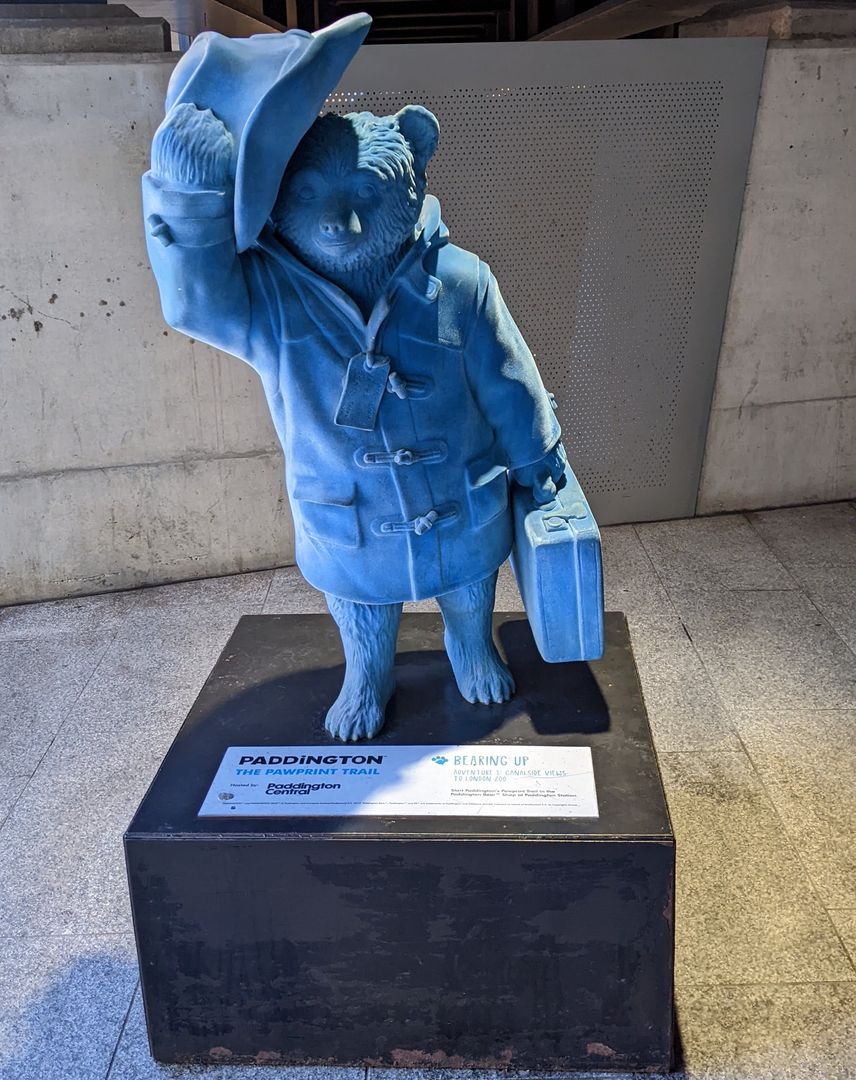Figura Misia Paddingtona przy wyjściu ze stacji Paddington w Londynie