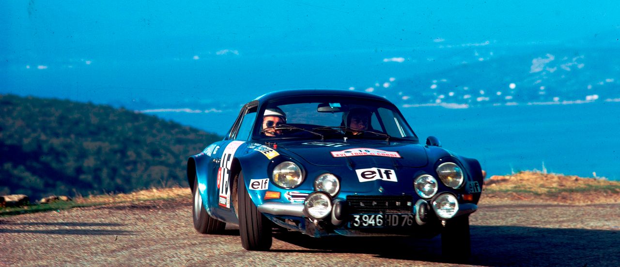 To nie tylko jeden z najpiękniejszych, ale i najpiękniej jeżdżących samochodów rajdowych w historii - Alpine-Renault A110.