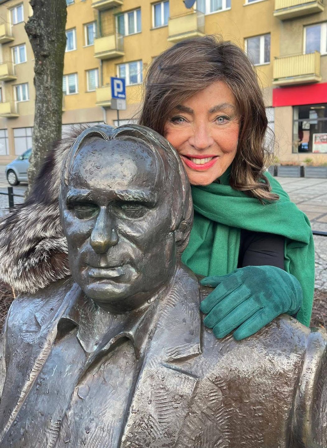 Agnieszka Fitkau-Perepeczko z pomnikiem męża