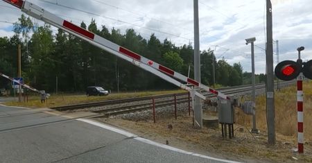 Jechali do pożaru lasu. Nagle utknęli na drodze