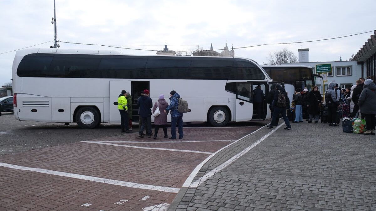 Pasażerowie wsiadający do autokaru na „starym” dworcu PKS przy al. Tysiąclecia w Lublinie
