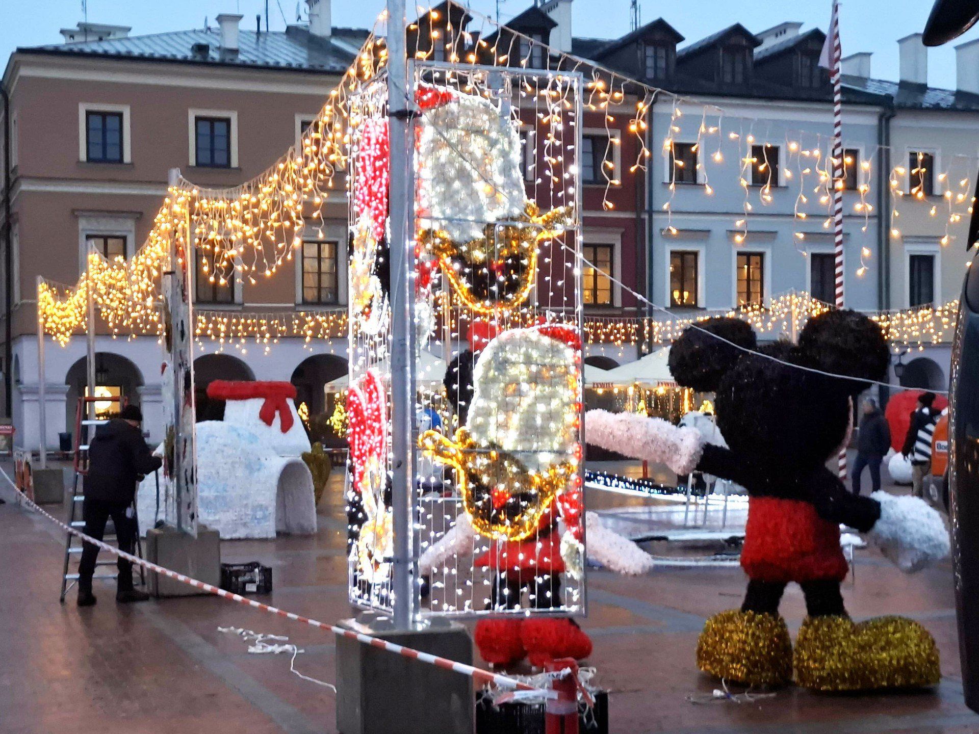 Na zamojskim Rynku Wielkim powstają świąteczne dekoracje. Tak to wyglądało wczoraj