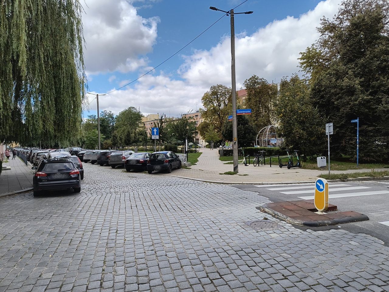 Wrocław: Auta blokują pieszych na Ołbinie. Mieszkańcy alarmują