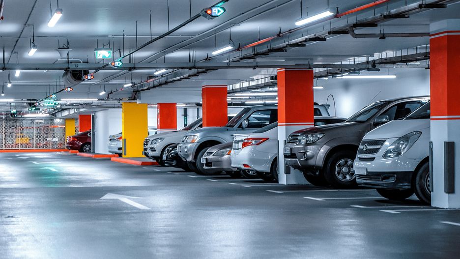 Nowe przepisy dotyczące miejsc parkingowych mogą wywindować ceny mieszkań