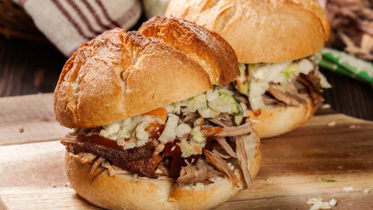 Puller pork zamknięta w bułkce z dodatkiem surówki
