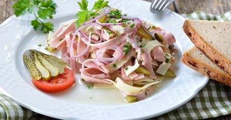 Co roku na majówkę robię taką sałatkę. Zanim się obejrzę, miska jest pusta