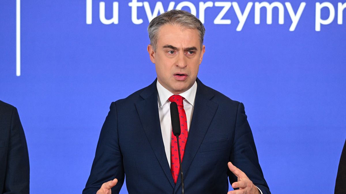 Warszawa, 17.11.2025. Wicepremier, minister cyfryzacji Krzysztof Gawkowski podczas konferencji prasowej, poświęconej utworzeniu samorządowej platformy współpracy w obszarze cyberbezpieczeństwa "ISAC-JST", 17 bm. w Warszawie. (aldg) PAP/Radek Pietruszka