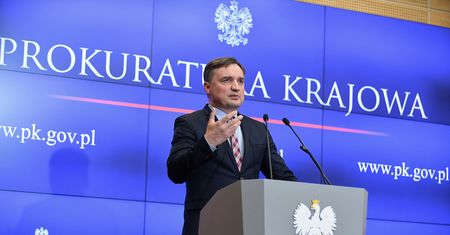 Setki milionów złotych w błoto. Tak Ziobro rozdawał pieniądze