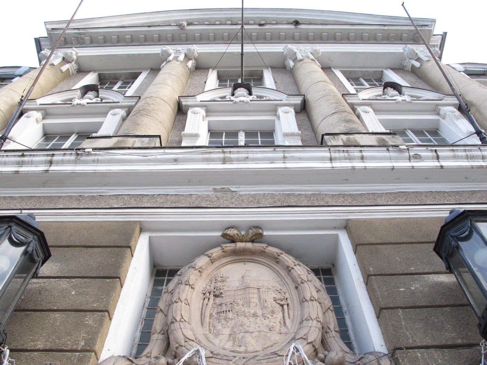 Dawny Grand Hotel w Szczawnie-Zdroju gościł koronowane głowy, teraz czeka na kuracjuszy.