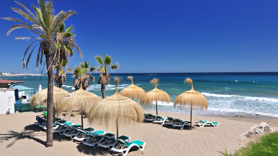 Turyści są oburzeni opłatą za leżaki na plaży na Costa del Sol