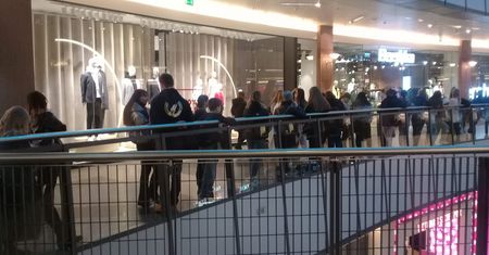 Tłumy w centrach handlowych. Rzecznik MŚP zdecydowanie o polityce rządu