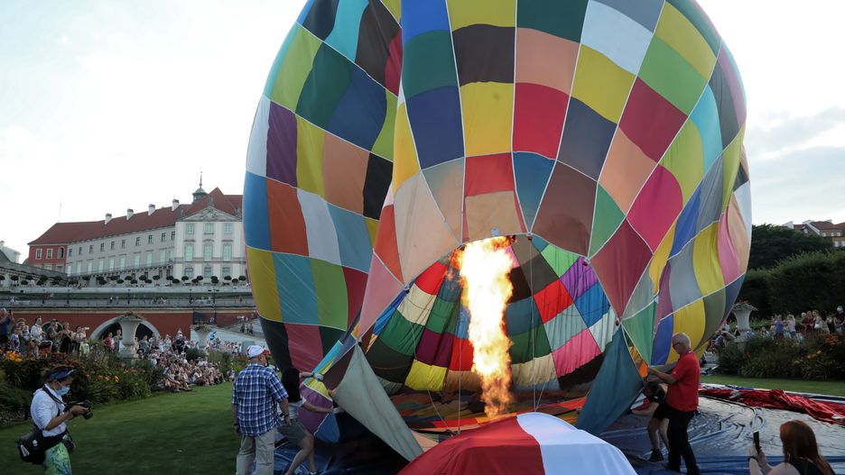 Warszawa. Start balonów z flagami z Ogrodów Dolnych Zamku Królewskiego w ramach widowiska "Balonowy Cud nad Wisłą" w 2020 r.