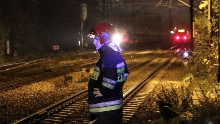 ?miertelny wypadek na przeje?dzie w Trzebnicy14.11.2019 WROCLAW  GAZETA WROCLAWSKA  WROCLAW, CZAJKOWSKIEGO, PRZEJAZD KOLEJOWY NA TRASIE WROCLAW-TRZEBNICA, SMIERTELNY WYPADEK, SZYNOBUS POTRACIL OKOLO 40 LETNIEGO MEZCZYZNE  JAROSLAW JAKUBCZAK/ POLSKA PRESS  WYPADEK PKP POTRACENIE PRZEJAZD KOLEJOWY SMIERC POLICJA STRAZ POZARNA MEZCZYZNA KARETKA TORY POCIAG TRZEBNICA WROCLAW SZYNOBUS CZAJKOWSKIEGO ROGATKI SZLABANJAROSLAW JAKUBCZAK/ POLSKA PRESS