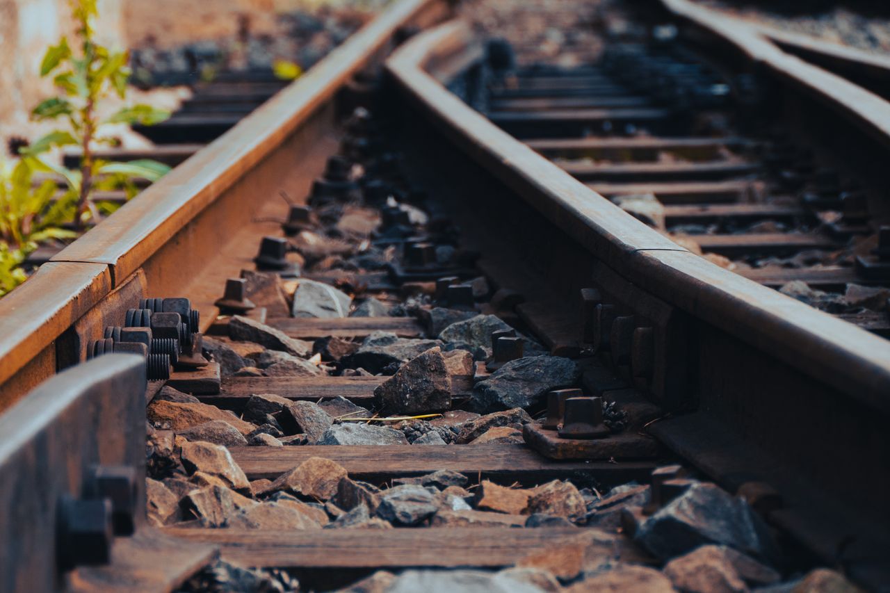 Wólka Małkowa: Pijany motorowerzysta uderzył w rogatki na przejeździe kolejowym. Trafił do szpitala