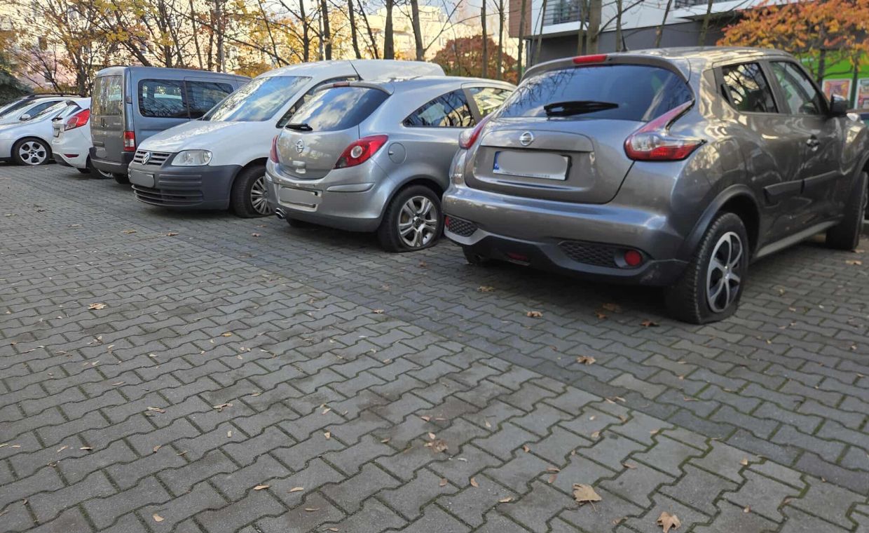 Zniszczone samochody we Wrocławiu
