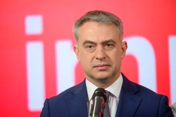 Spoty wyborcze bez autora. Gawkowski próbuje się tłumaczyć