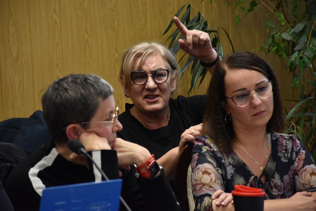 Dębnica: Mieszkańcy nadal walczą z kurnikami. Na sesji rady gminy wypunktowali władze i dokumenty