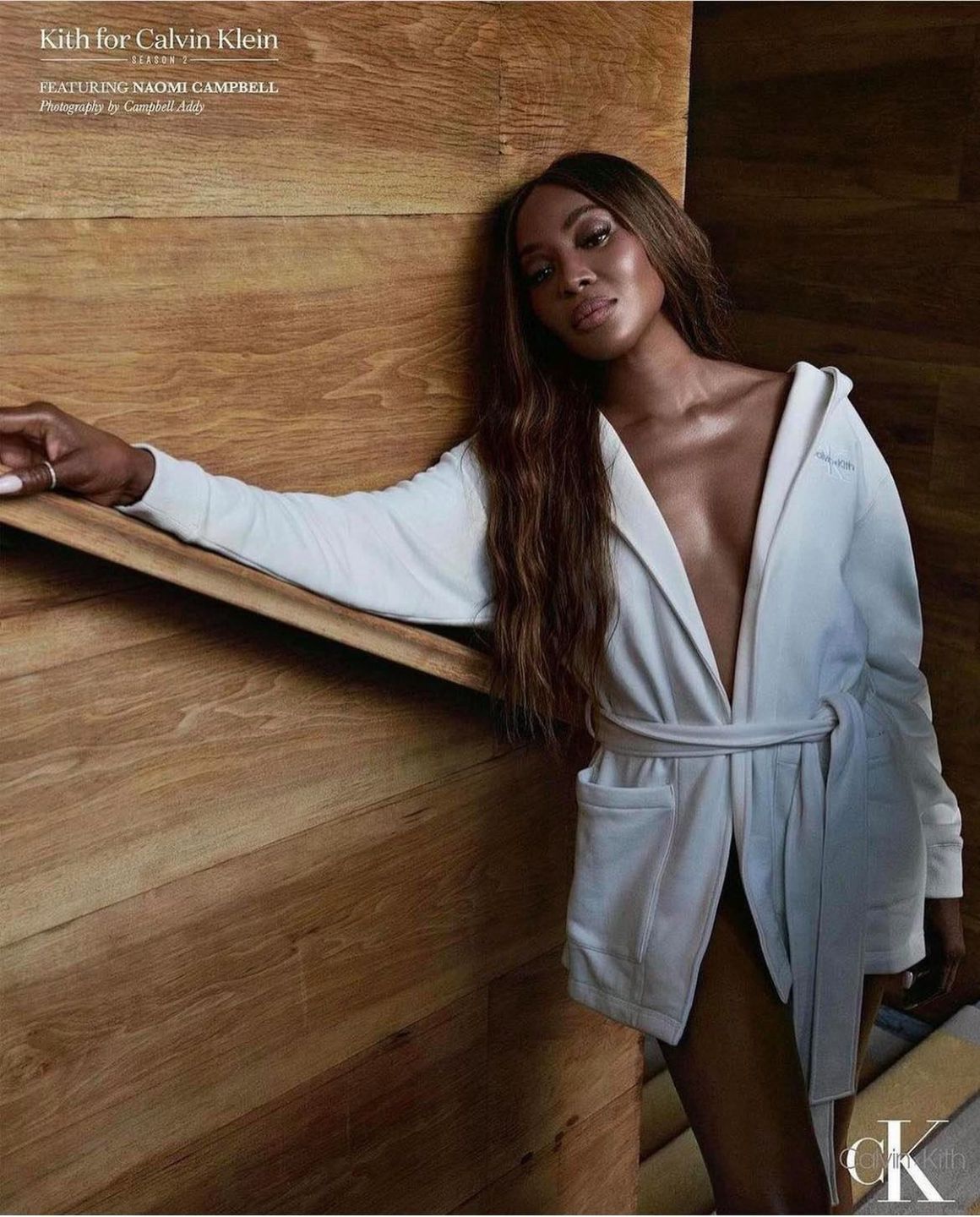 Naomi Campbell pozuje topless w kolejnej sesji