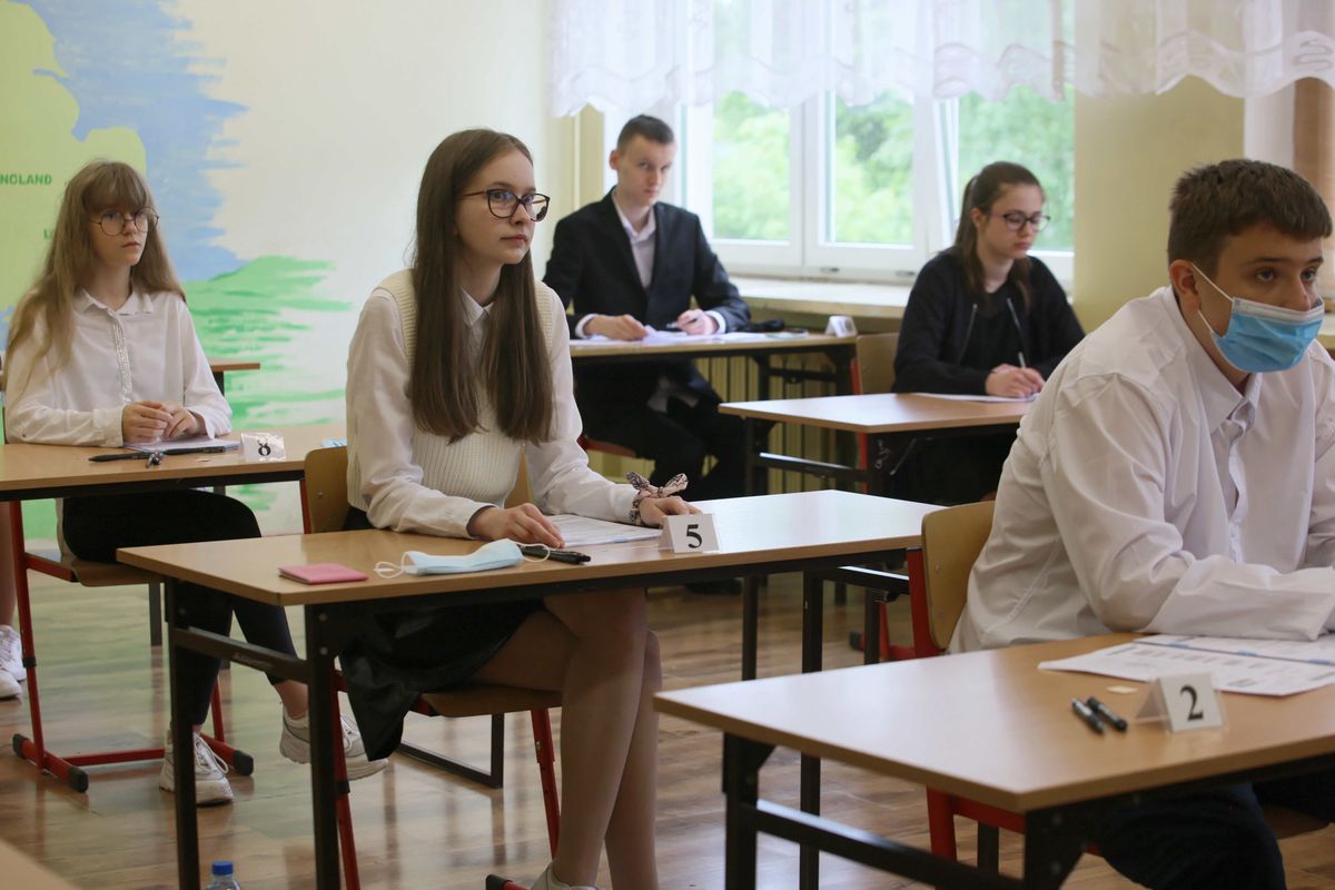 Uczniowie podczas egzaminu ósmoklasisty z języka polskiego w Szkole Podstawowej nr 21 w Gorzowie Wielkopolskim. W tym roku egzamin ósmoklasisty trwa od 25 do 27 maja
