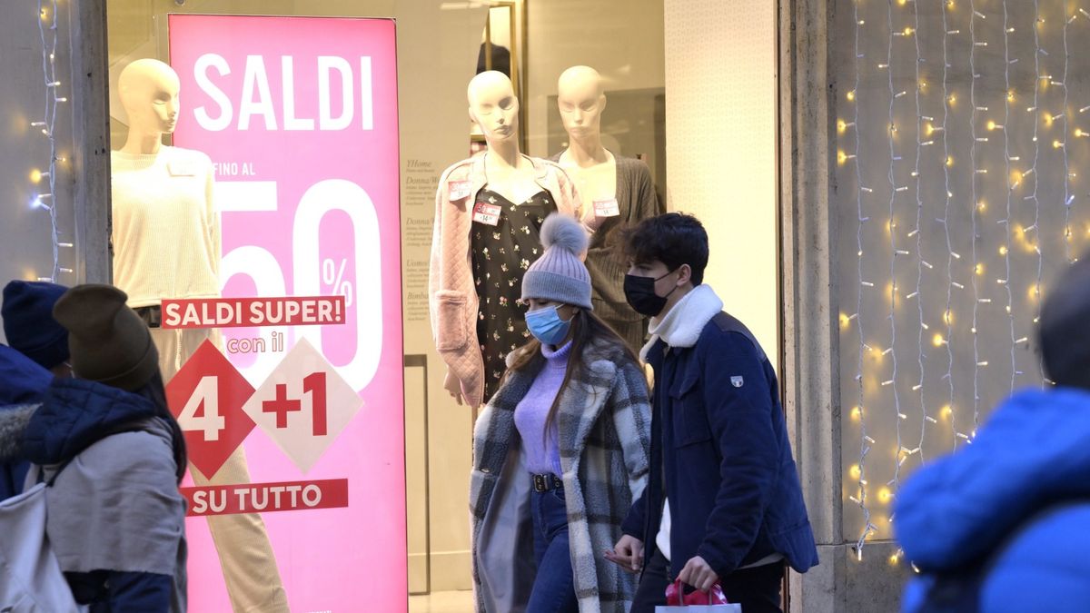 Włosi zaostrzają restrykcje epidemiczne. Ograniczą m.in. możliwość wstępu do centrów handlowych. 